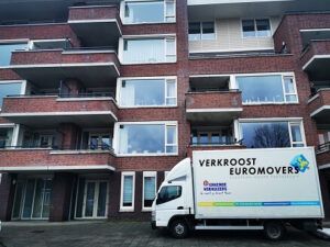 verkroost euromovers verhuiswagen bij de ingang tijdens een verhuizing